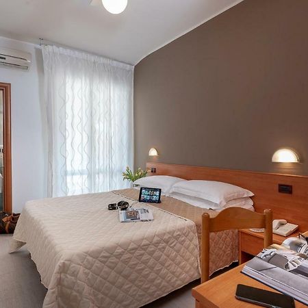 Hotel Pierre Riccione Esterno foto