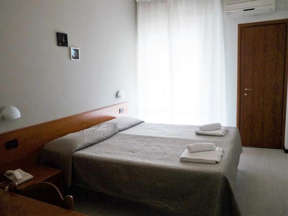 Hotel Pierre Riccione Esterno foto