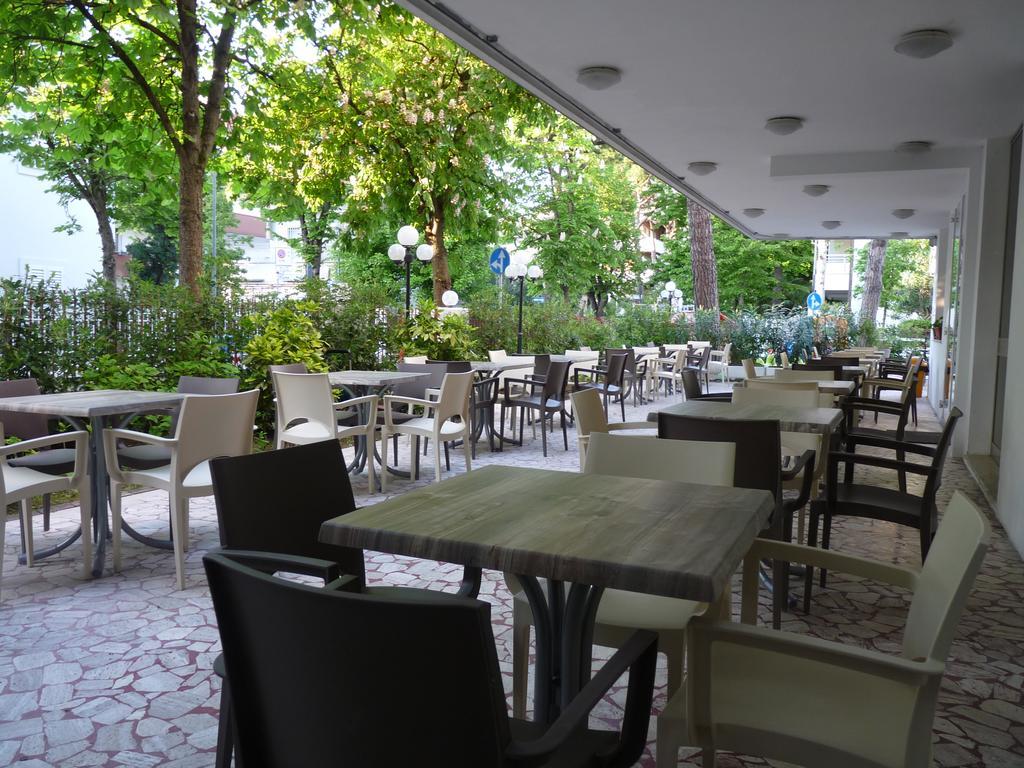 Hotel Pierre Riccione Esterno foto