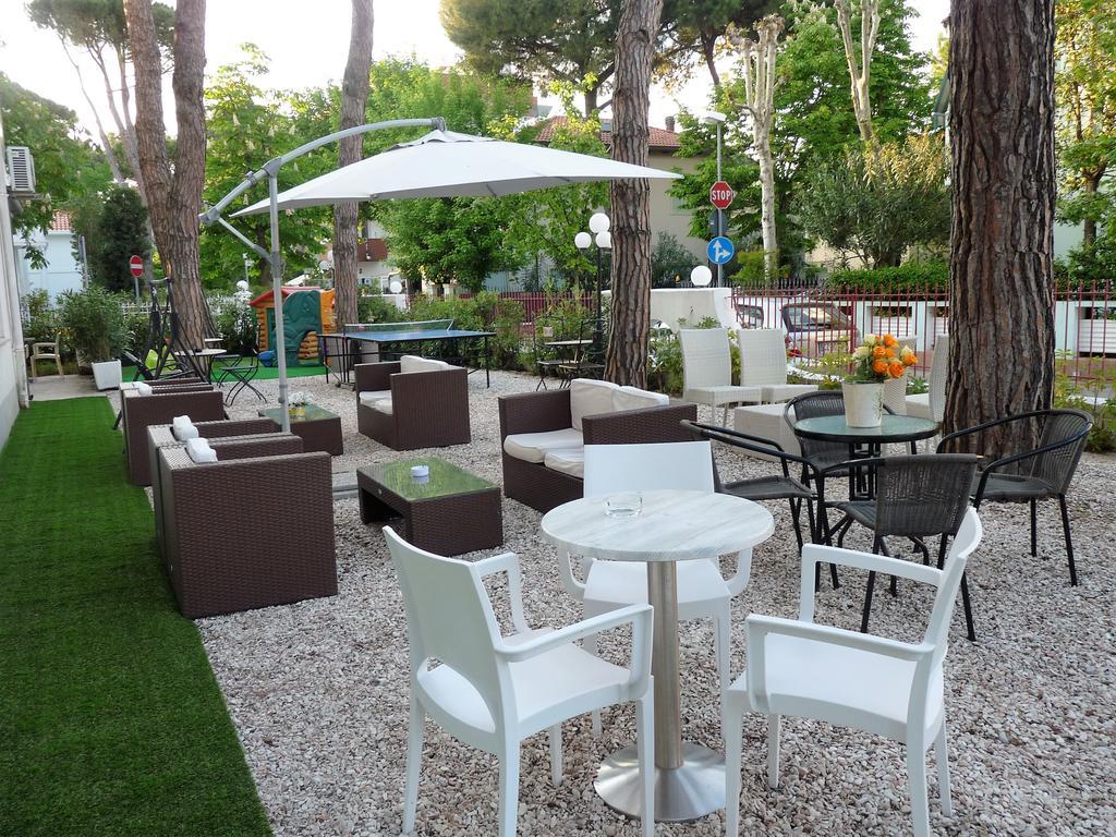 Hotel Pierre Riccione Esterno foto