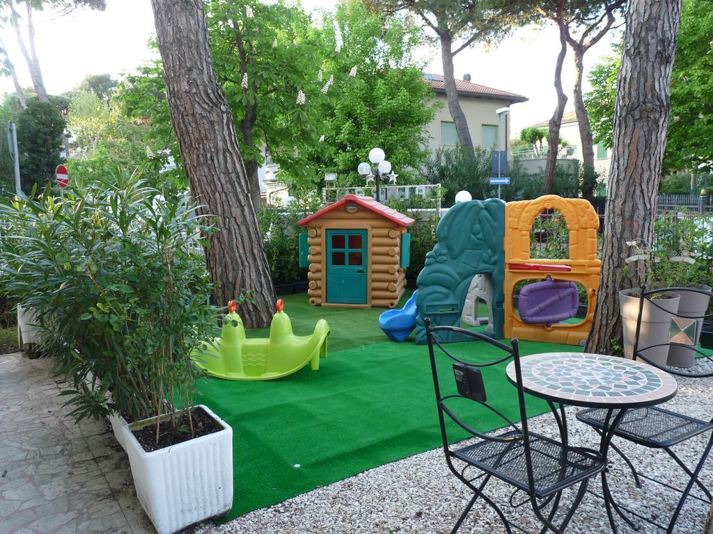 Hotel Pierre Riccione Esterno foto