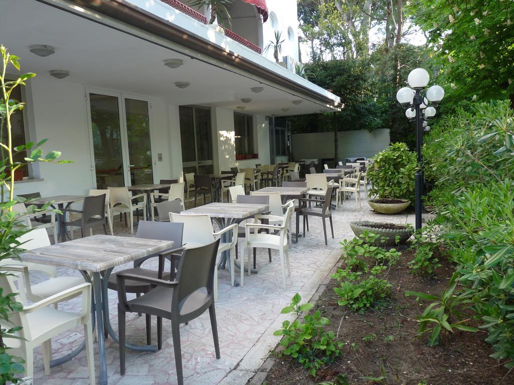 Hotel Pierre Riccione Esterno foto