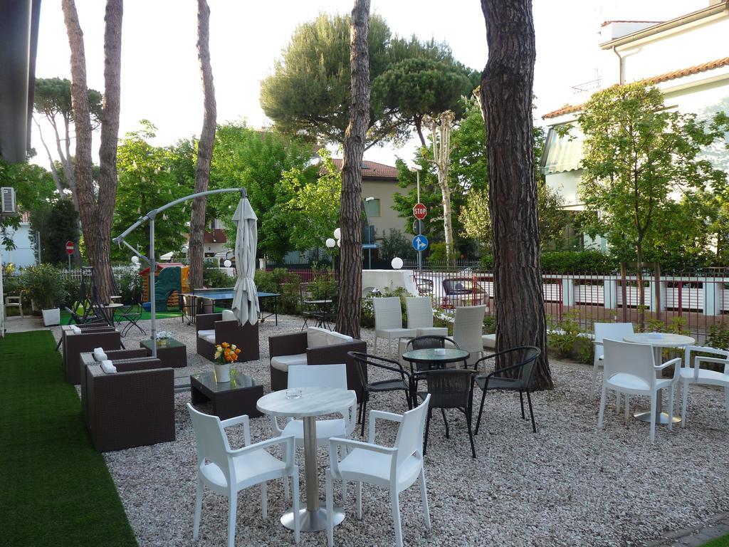 Hotel Pierre Riccione Esterno foto