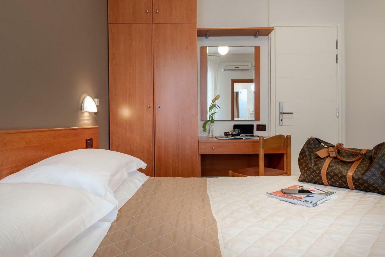 Hotel Pierre Riccione Esterno foto