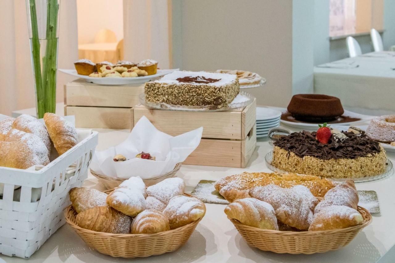 Hotel Pierre Riccione Esterno foto